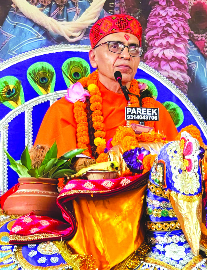 कथा का रसपान कराते नर्मदाशंकर पुरी कथा का रसपान कराते नर्मदाशंकर पुरी