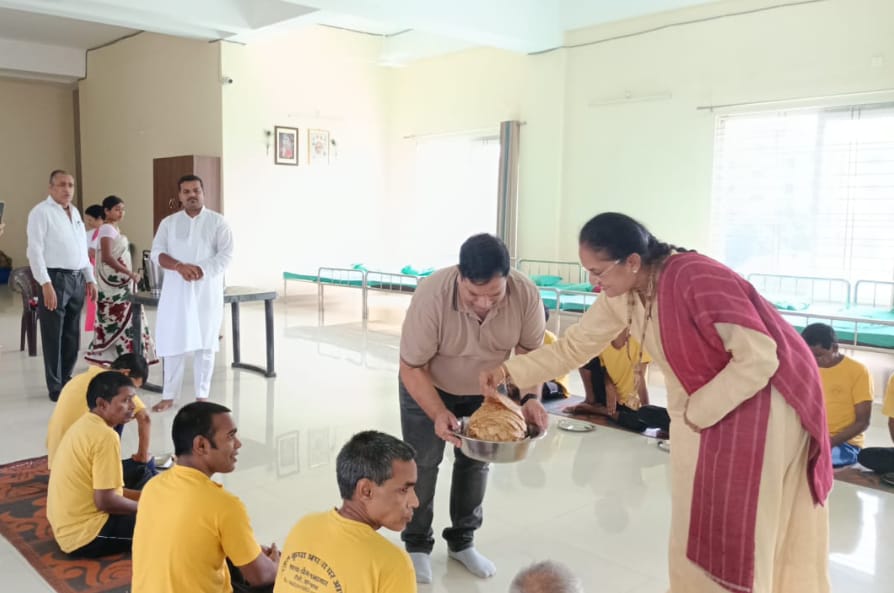 भोजन परोसती हुई चैतन्‍य गुरू मां मीरा