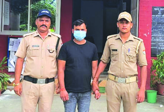 पुलिस गिरफ्त में आरोपित