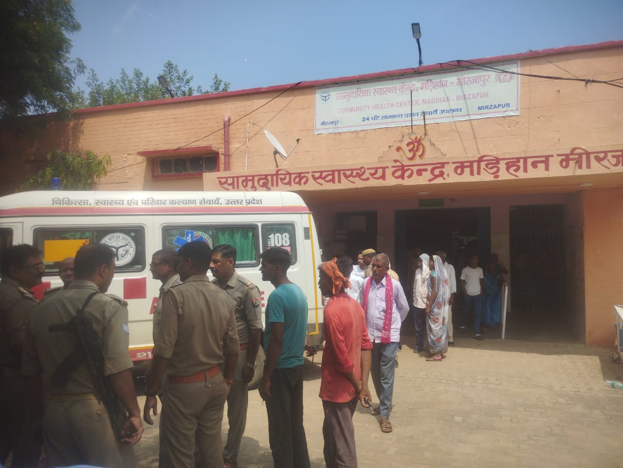 घायलों को एंबुलेंस से मंडलीय चिकित्सालय भेजती पुलिस।