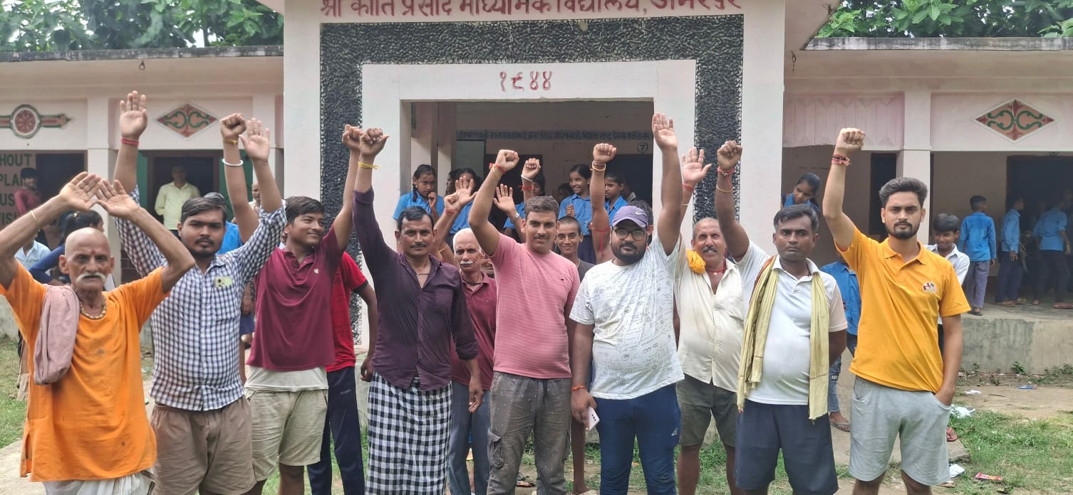प्रदर्शन करते ग्रामीण