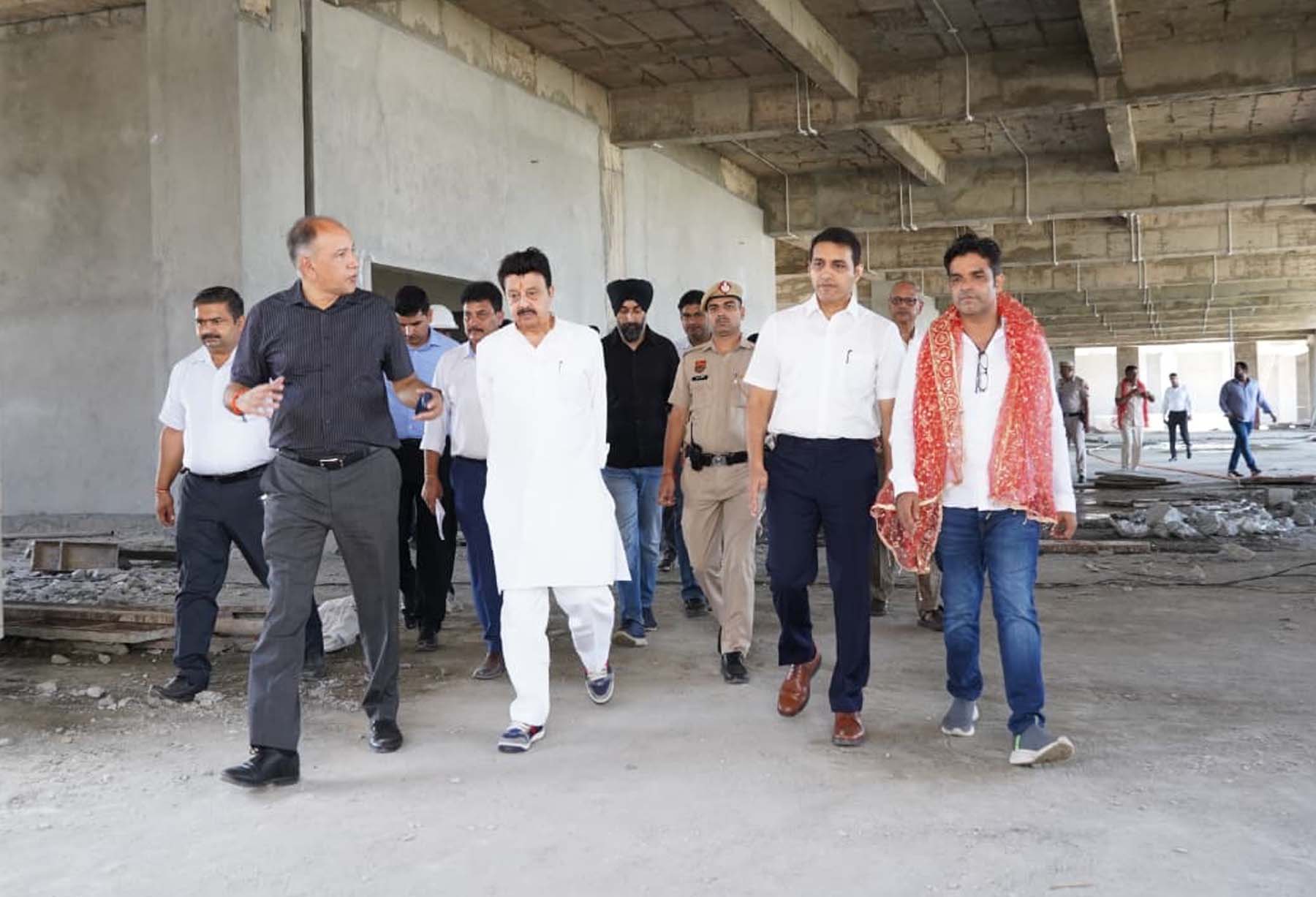 गुरुग्राम स्थित श्रीमाता शीतला देवी मंदिर के निर्माणाधीन मंदिर का निरीक्षण करते मंत्री राव नरबीर सिंह। गुरुग्राम स्थित श्रीमाता शीतला देवी मंदिर के निर्माणाधीन मंदिर का निरीक्षण करते मंत्री राव नरबीर सिंह।