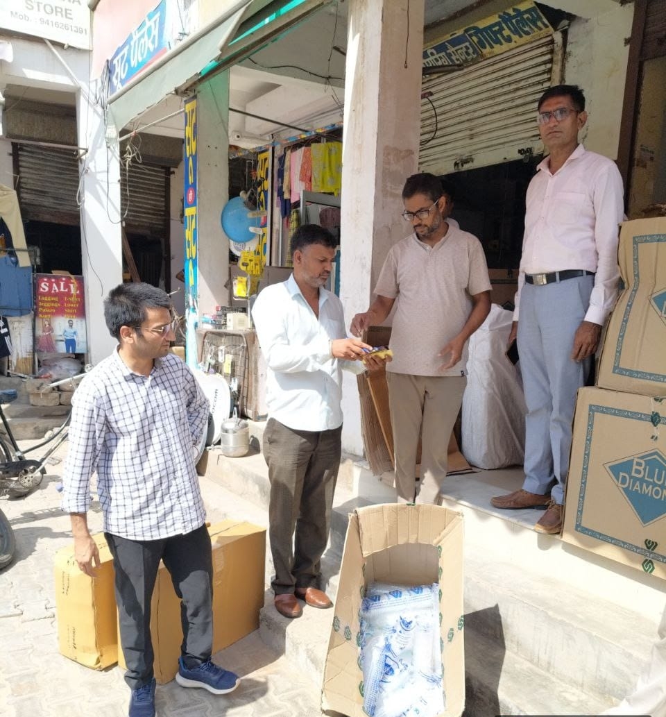 दुकानदारों पर जुर्माना लगाते नगर पालिका तथा हरियाणा राज्य प्रदूषण नियंत्रण बोर्ड की संयुक्त टीम।