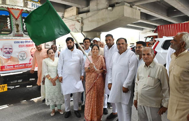 सोनीपत: राहत सामग्री के ट्रक को हरी झंडी दिखाते हुए विधयक कृष्णा गहलावत सोनीपत: राहत सामग्री के ट्रक को हरी झंडी दिखाते हुए विधयक कृष्णा गहलावत