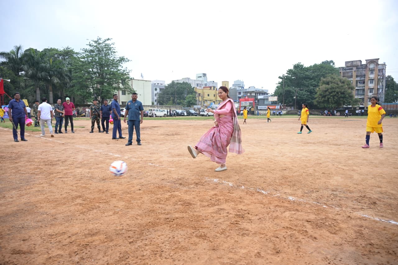 फूटबॉल शॉट मारते हुए मंत्री शिल्‍पी तिर्की की तस्‍वीर