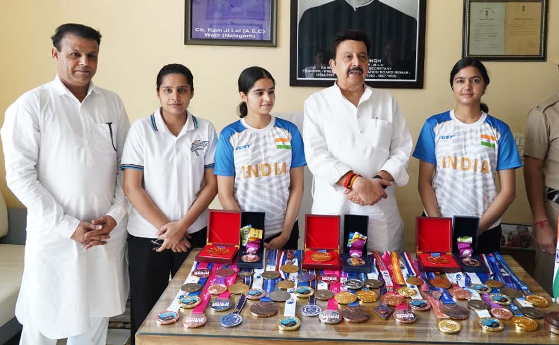 गुरुग्राम के सिविल लाइन स्थित मंत्री राव नरबीर सिंह के कार्यालय पर उनसे मिलने पहुंचीं ताइक्वांडो खिलाड़ी तीन सगी बहनें व उनके रखे मेडल। गुरुग्राम के सिविल लाइन स्थित मंत्री राव नरबीर सिंह के कार्यालय पर उनसे मिलने पहुंचीं ताइक्वांडो खिलाड़ी तीन सगी बहनें व उनके रखे मेडल।