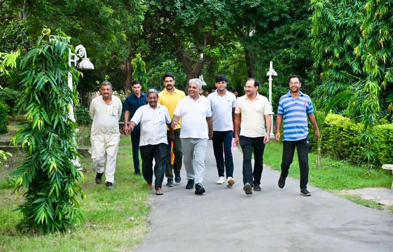 अलवर. कम्पनी बाग़ में घूमते केंद्रीय मंत्री। अलवर. कम्पनी बाग़ में घूमते केंद्रीय मंत्री।