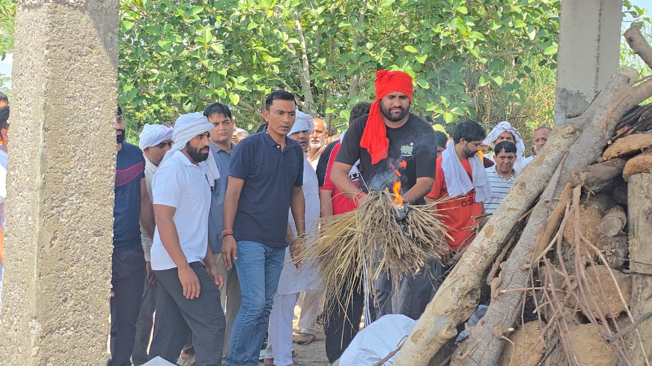 बलवान सिंह पूनिया को मुखाग्नि देते उनके बड़े पुत्र हरेंद्र। साथ में मौजूद हैं बजरंग पूनिया। बलवान सिंह पूनिया को मुखाग्नि देते उनके बड़े पुत्र हरेंद्र। साथ में मौजूद हैं बजरंग पूनिया।