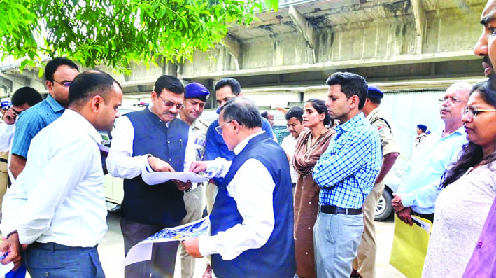 निरीक्षण करते हुए निरीक्षण करते हुए
