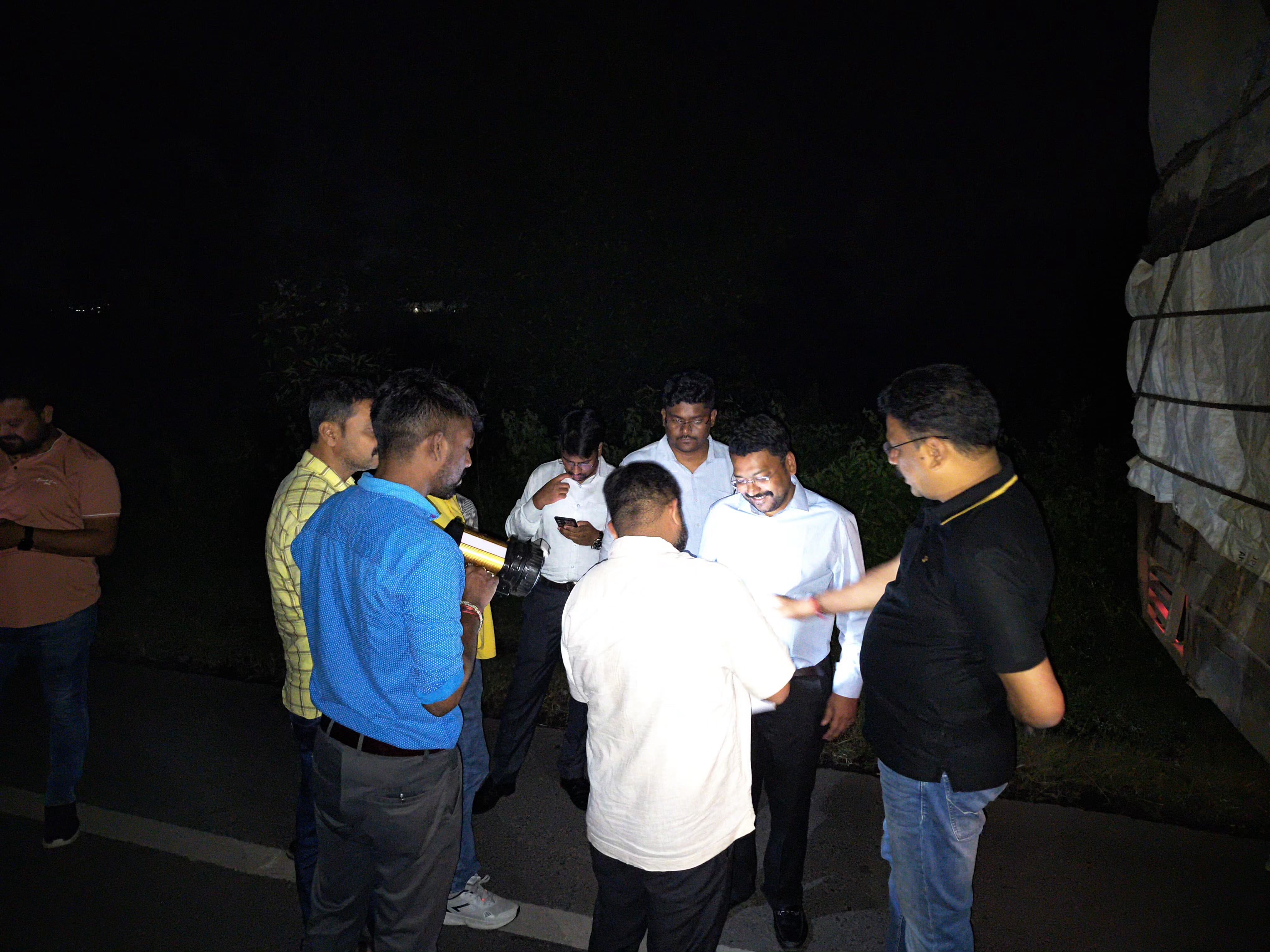 जांच करते अधिकारी जांच करते अधिकारी