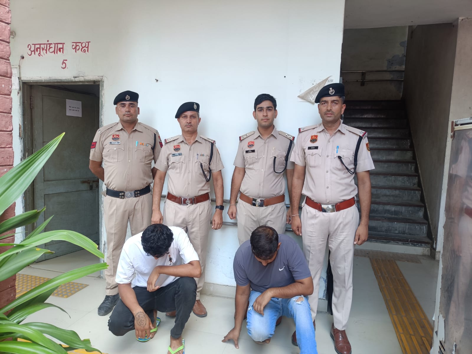 फोटो कैप्शन  12आरटीके3ः पुलिस द्वारा हत्या के मामले में गिरफ्तार किए गए आरोपी। निस  ------