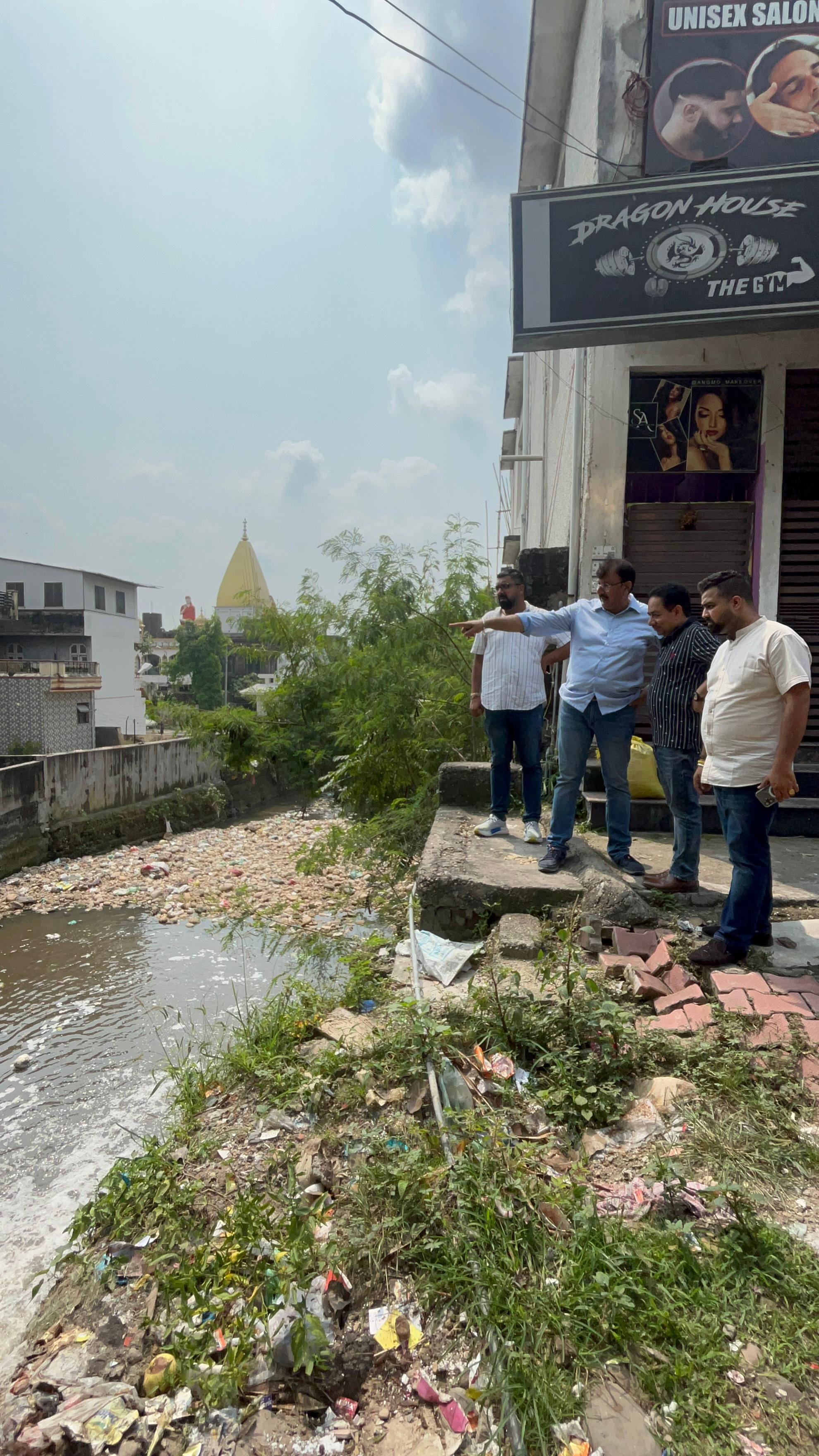 जम्मू वेस्ट में बारिश से प्रभावित इलाकों का दौरा, नालों की सफाई के निर्देश जम्मू वेस्ट में बारिश से प्रभावित इलाकों का दौरा, नालों की सफाई के निर्देश