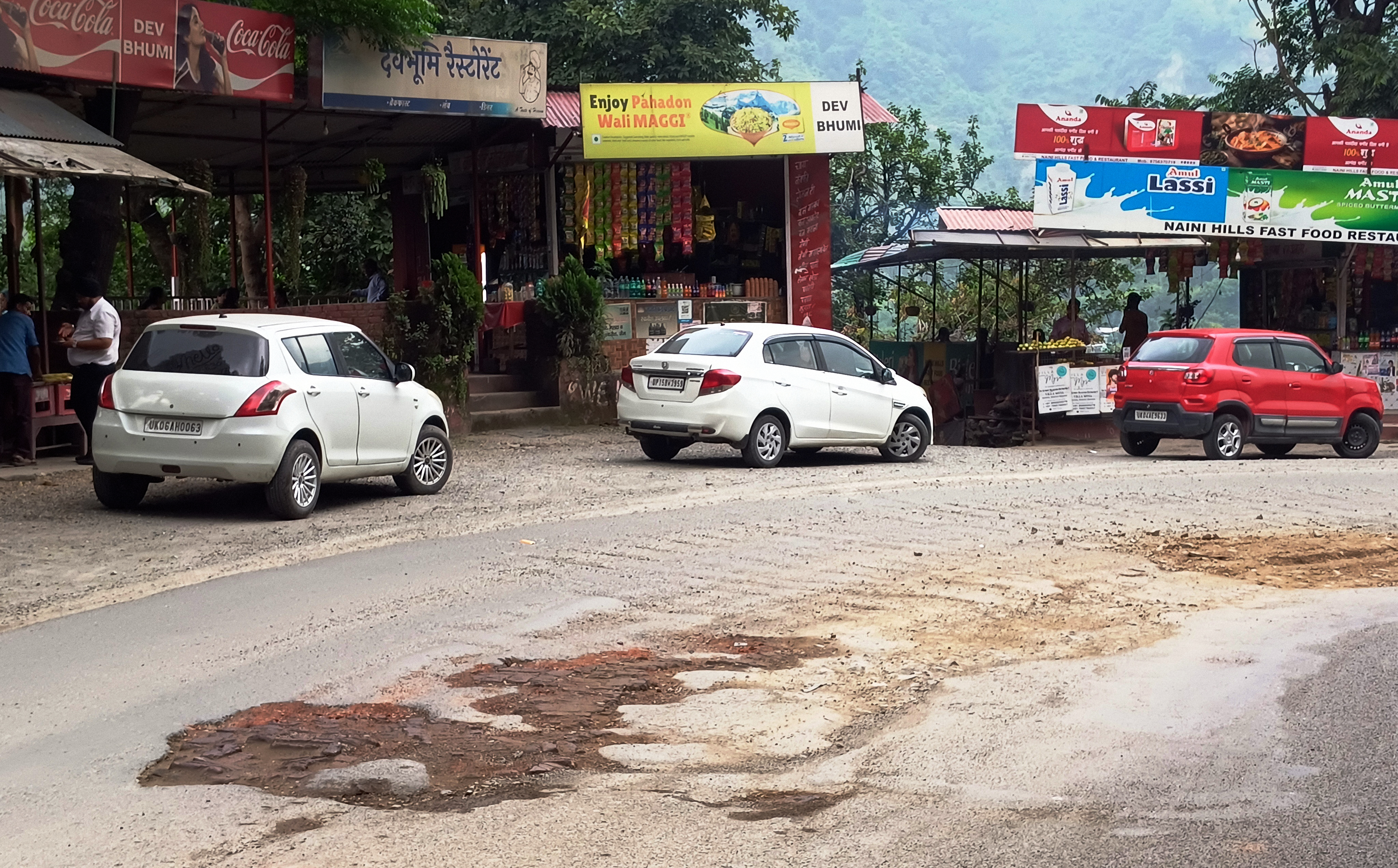 नैनीताल-हल्द्वानी राजमार्ग पर डोलमार के पास मिट्टी से पाटे गये गड्ढे।
