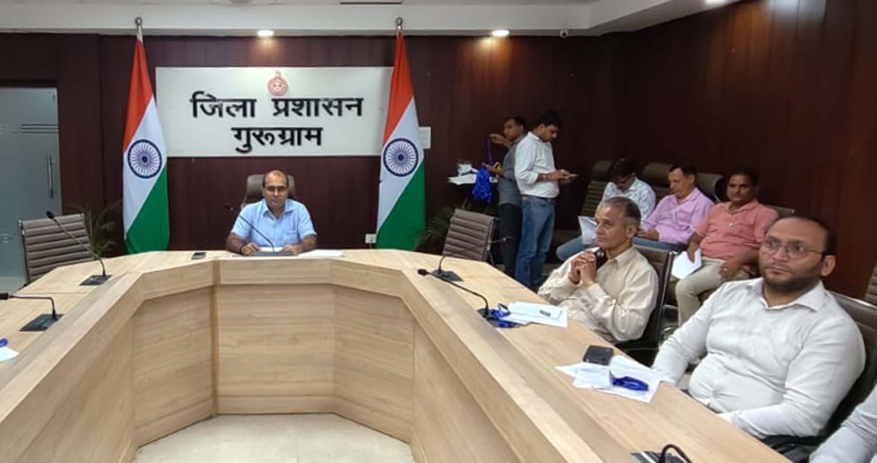 गुरुग्राम में यूपीएससी की परीक्षा को लेकर बैठक लेते एएलसी कुशल कटारिया।