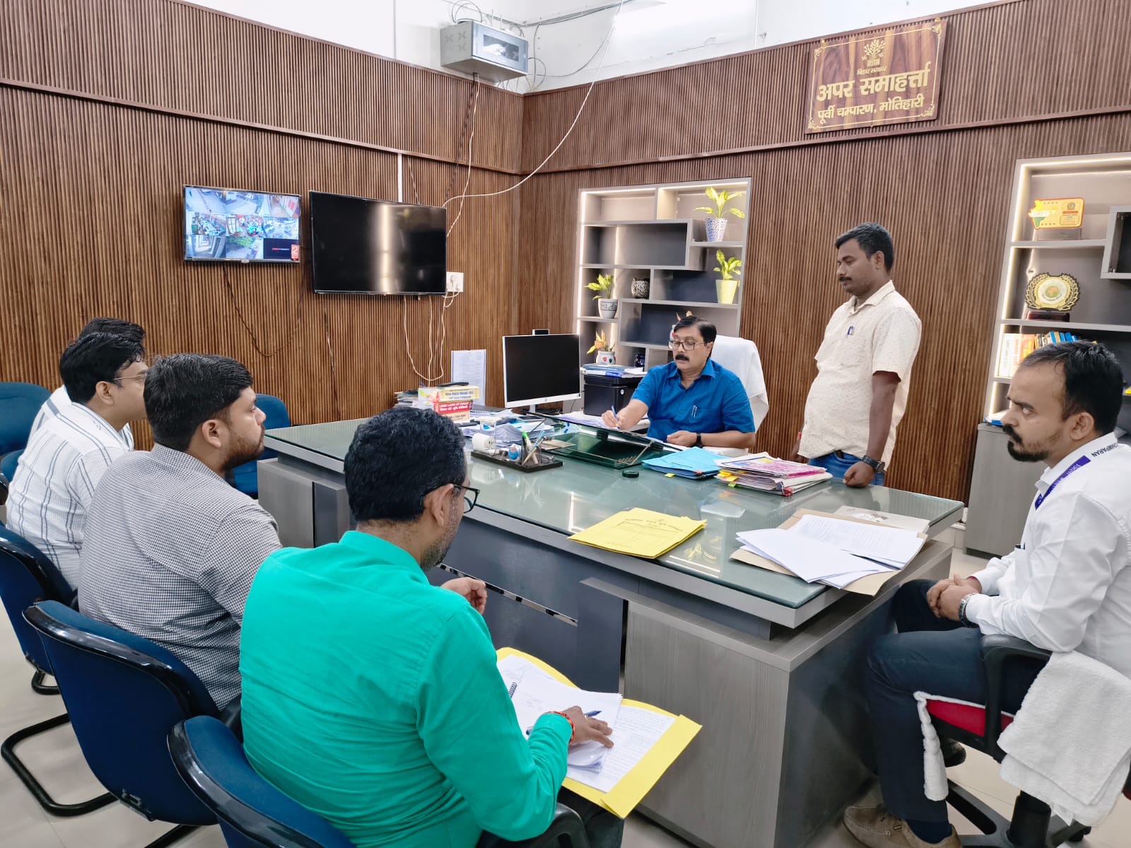 पोस्टल बैलेट कोषांग का बैठक करते अपर समाहर्ता