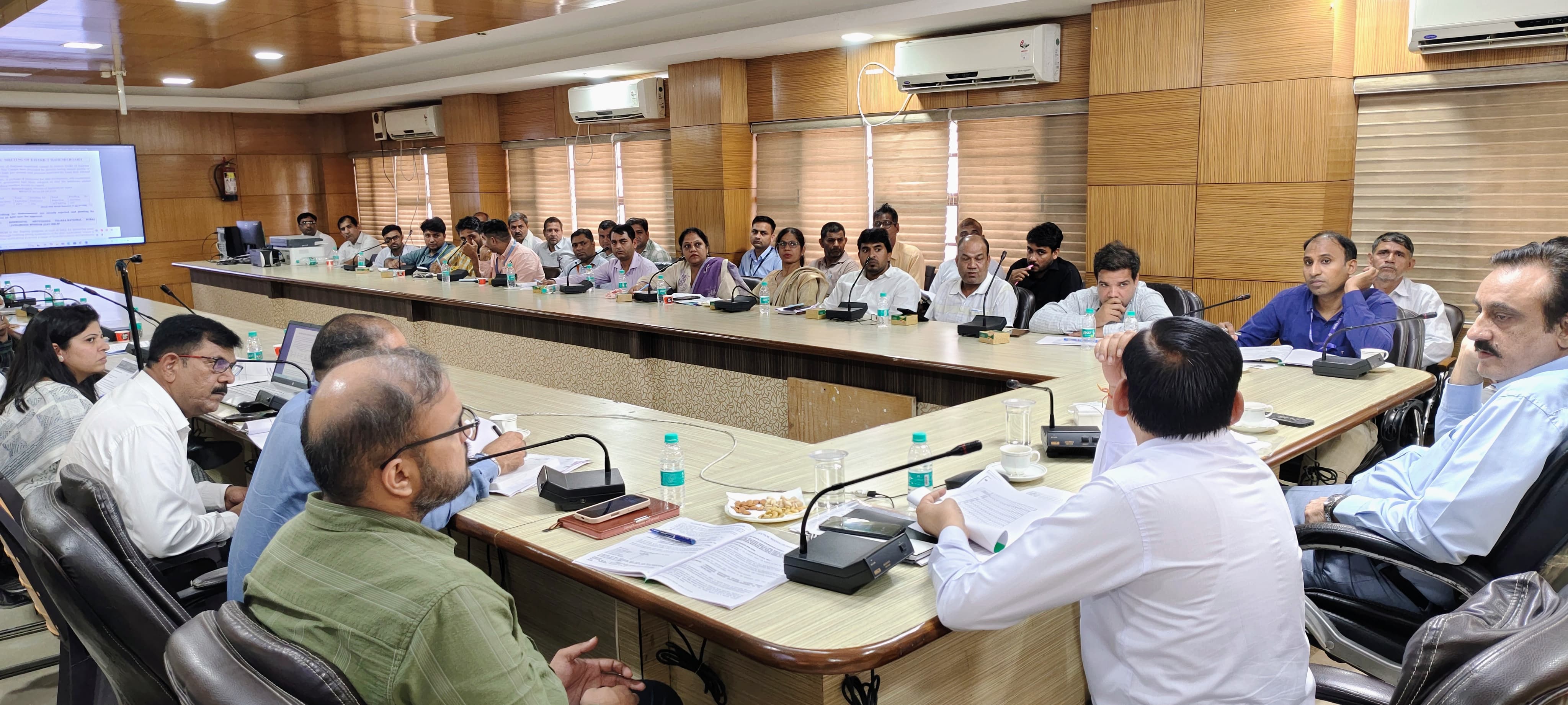 अधिकारियों की बैठक लेते उपायुक्त कैप्टन मनोज कुमार। अधिकारियों की बैठक लेते उपायुक्त कैप्टन मनोज कुमार।