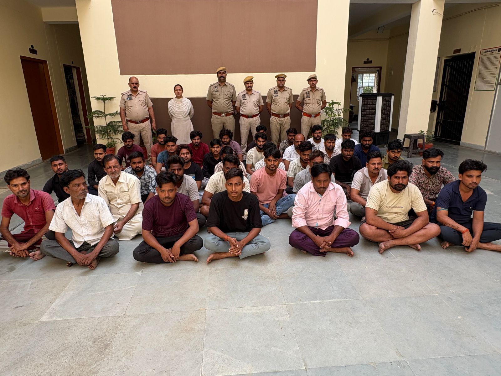 फेरी लगाकर सामान बेचने वाले 37 संदिग्ध लोग गिरफ्तार फेरी लगाकर सामान बेचने वाले 37 संदिग्ध लोग गिरफ्तार