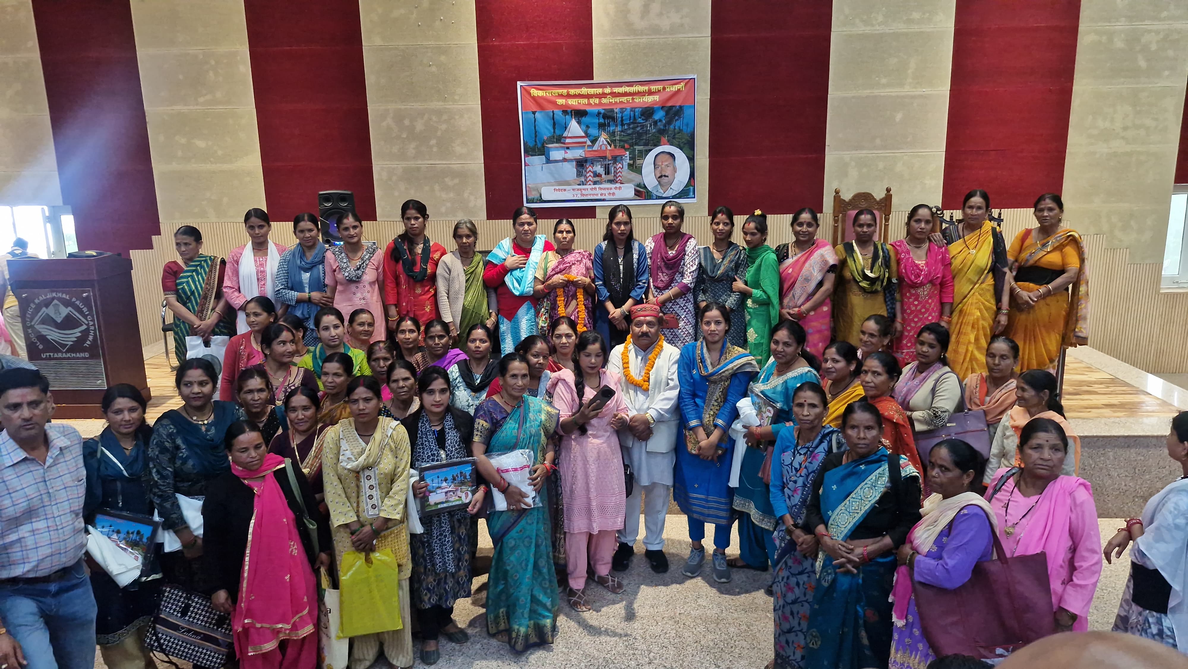 ग्राम प्रधानों को सम्मानित करते विधायक पौड़ी ग्राम प्रधानों को सम्मानित करते विधायक पौड़ी