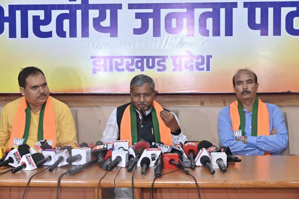 प्रेस वार्ता करते भाजपा प्रदेश अध्यक्ष बाबूलाल सहित अन्य प्रेस वार्ता करते भाजपा प्रदेश अध्यक्ष बाबूलाल सहित अन्य