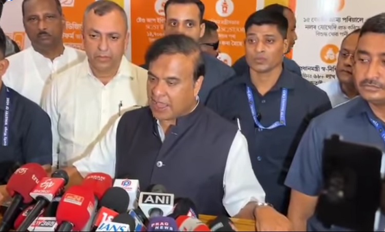 गुवाहाटीः मीडिया को संबोधित करते मुख्यमंत्री डॉ. हिमंत बिस्व सरमा