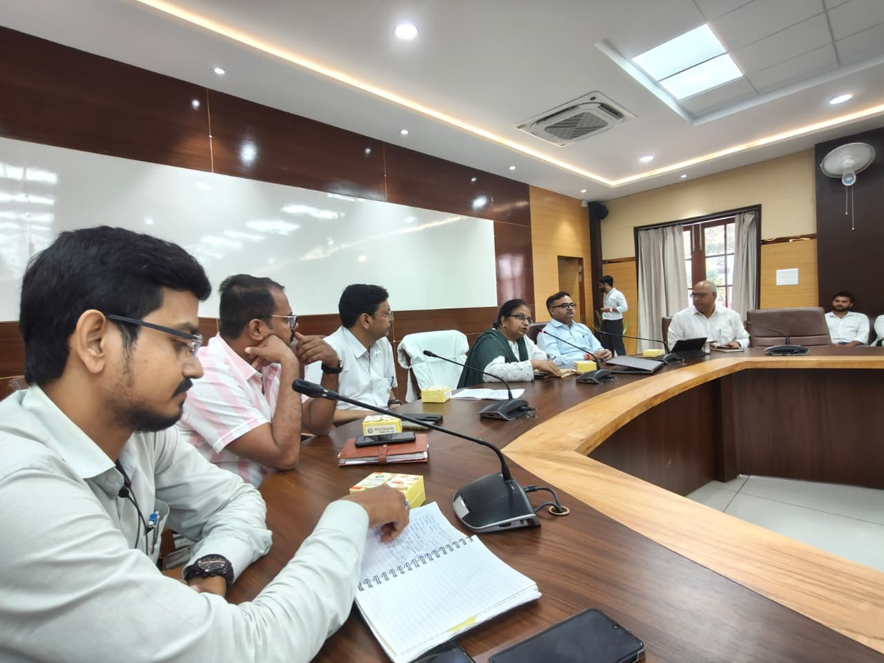 प्रयागराज सर्किट हाउस में नवनियुक्त लेखपालों को संबोधित करते हुए राजस्व अधिकारी विनीता सिंह एवं अन्य अधिकारियों का छाया चित्र