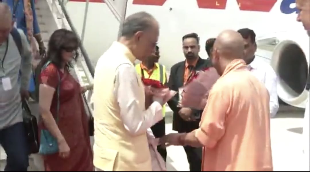 एयरपोर्ट पर डॉ राम गुलाम का स्वागत करते मुख्यमंत्री योगी एयरपोर्ट पर डॉ राम गुलाम का स्वागत करते मुख्यमंत्री योगी
