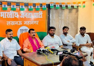 प्रेसवार्ता को संबोधित करते महानगर अध्यक्ष आनंद द्विवेदी