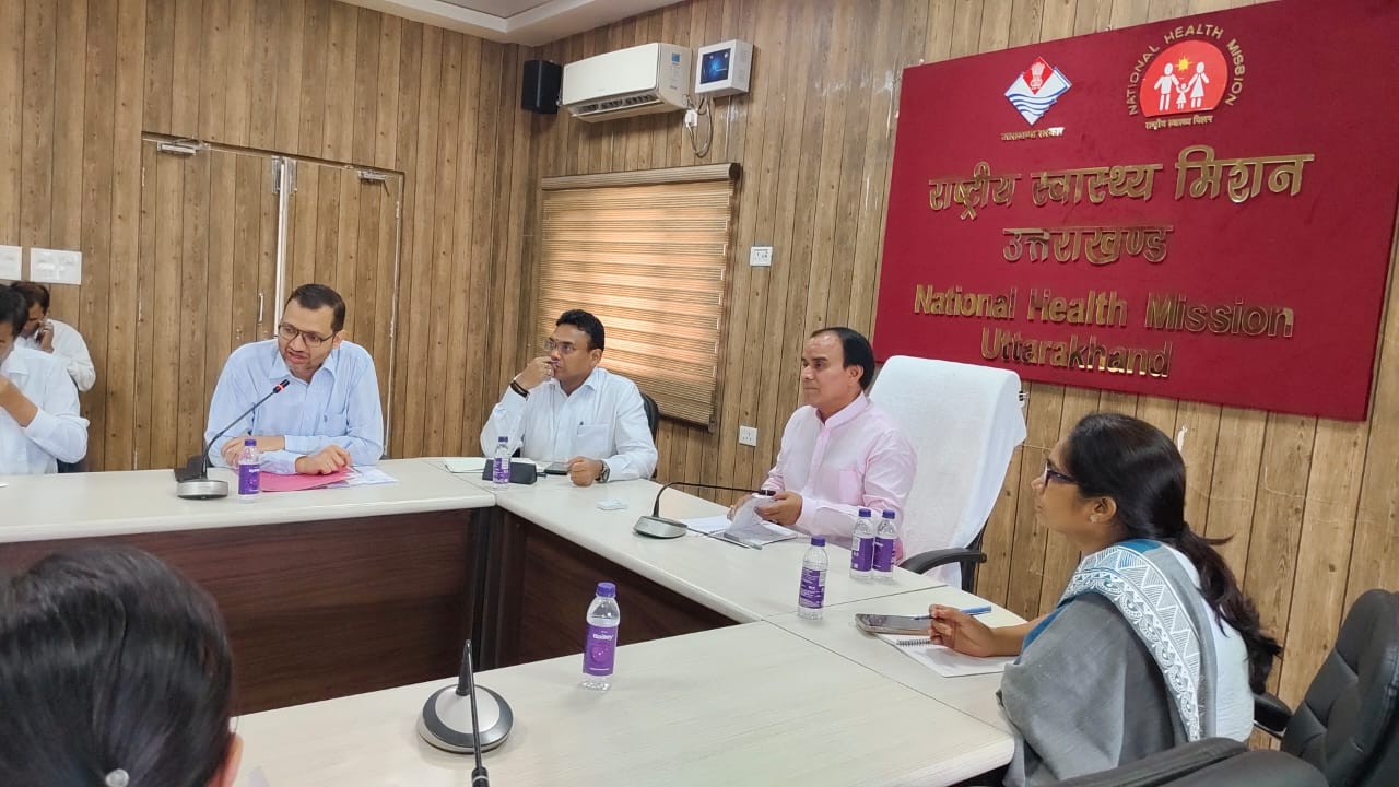 मंत्री धन सिंह रावत स्वास्थ्य महानिदेशालय में बैठक करते।