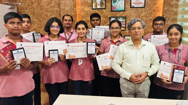 प्रधानाचार्य के साथ विजेता बच्चे