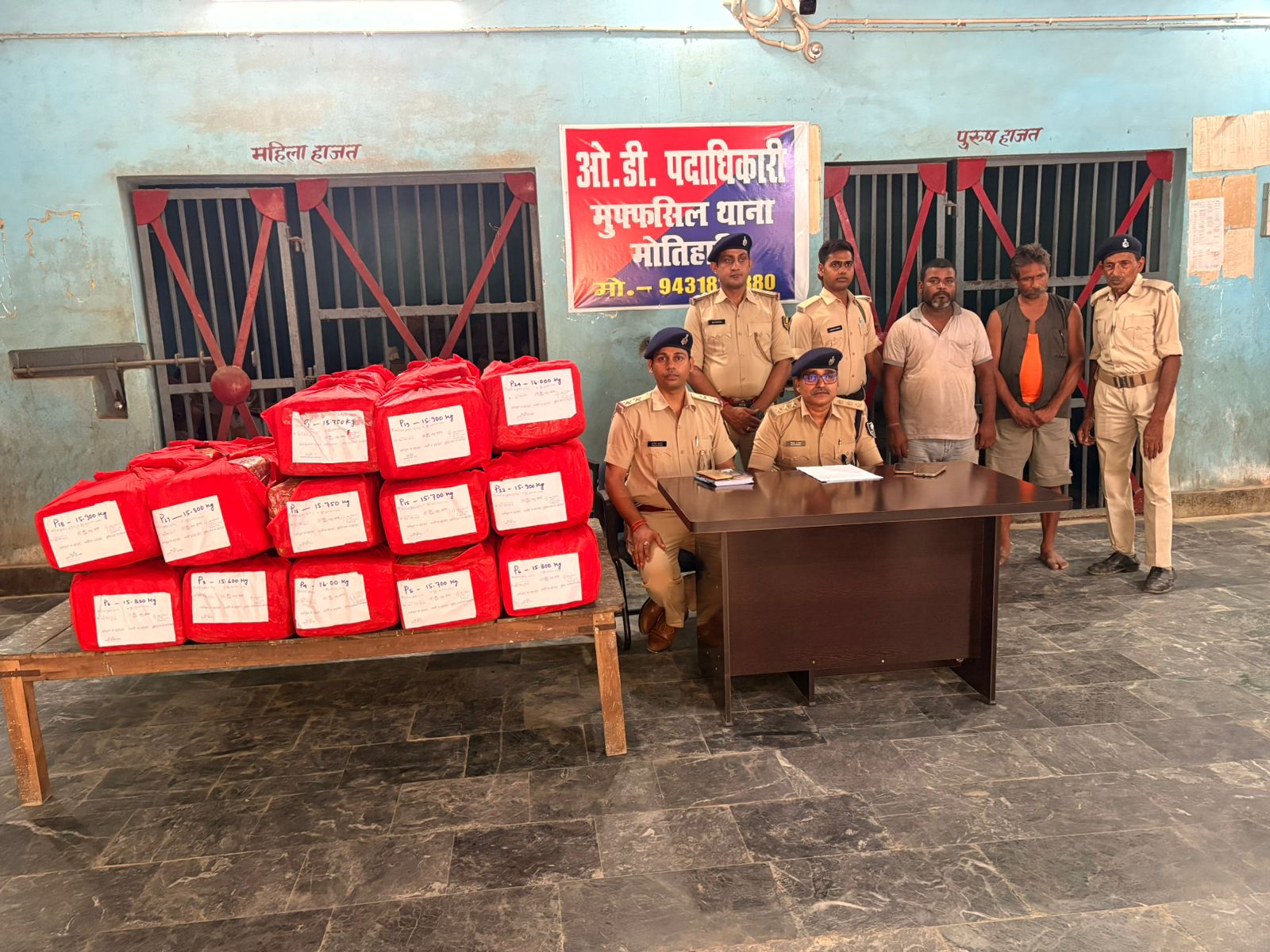 बरामद गांजा व गिरफ्तार तस्कर बरामद गांजा व गिरफ्तार तस्कर