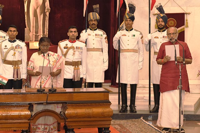 राष्ट्रपति द्रौपदी मुर्मु शुक्रवार को राष्ट्रपति भवन के गणतंत्र मंडप में सी.पी. राधाकृष्णन को उपराष्ट्रपति पद की शपथ दिलाते हुए