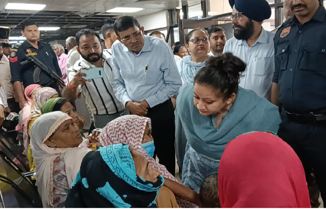 हरियाणा की स्वास्थ्य मंत्री आरती राव कुरूक्षेत्र अस्पताल में मरीजाें हालचाल पूछते हुए हरियाणा की स्वास्थ्य मंत्री आरती राव कुरूक्षेत्र अस्पताल में मरीजाें हालचाल पूछते हुए
