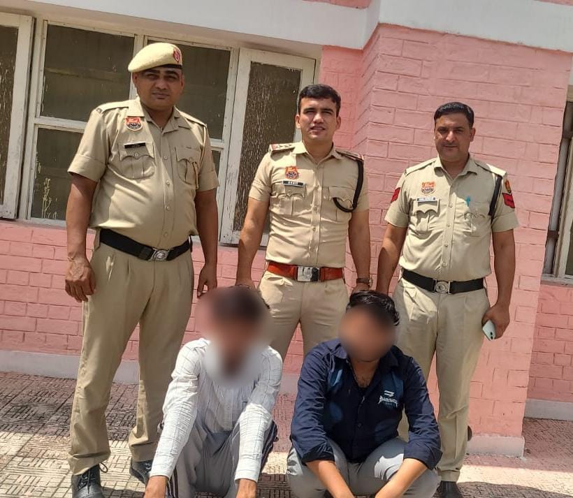 साइबर ठगी के आरोपी झज्जर पुलिस के हिरासत में।