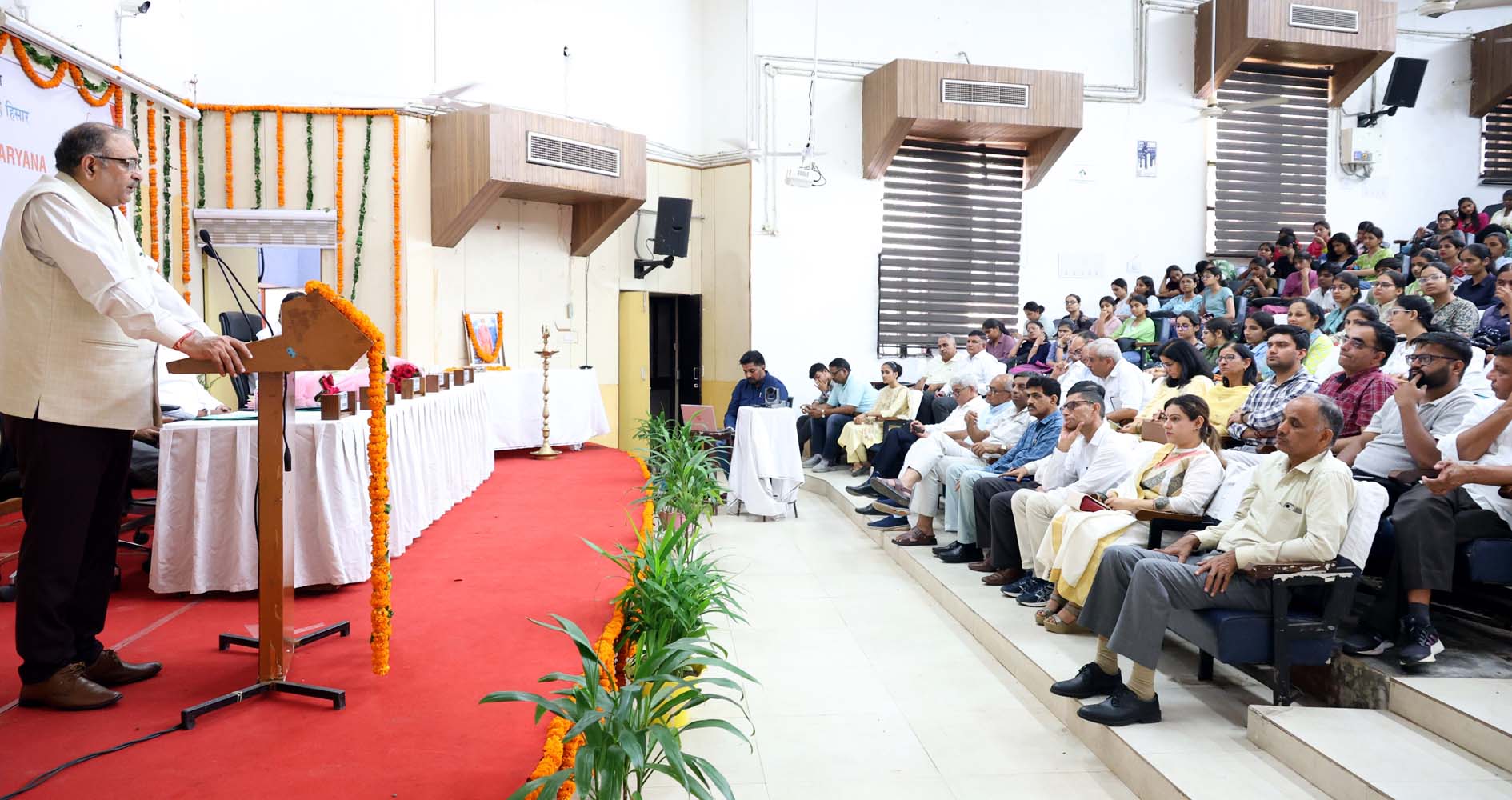 कार्यक्रम को संबोधित करते कुलपति प्रो. बीआर कम्बोज।