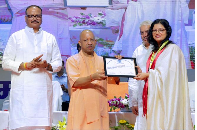 स्थापना दिवस समारोह में सम्मान पत्र देते मुख्यमंत्री