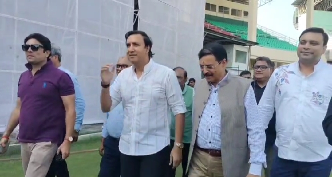 ग्राउंड क् निरीक्षण करते टूर्नामेंट डायरेक्टर संजय कपूर व अन्य क् छयाचित्र ग्राउंड क् निरीक्षण करते टूर्नामेंट डायरेक्टर संजय कपूर व अन्य क् छयाचित्र