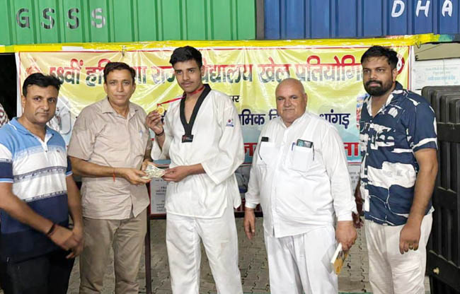 सोनीपत:ताइक्वांडो के स्वर्ण पदक विजेता आकाश का स्वागत करते हुए  खेल प्रेमी