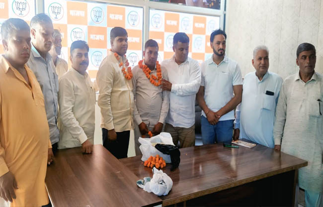 सोनीपत: नरेश खानपुर की नियुक्ति पर स्वागत करते कार्यकर्ता सोनीपत: नरेश खानपुर की नियुक्ति पर स्वागत करते कार्यकर्ता