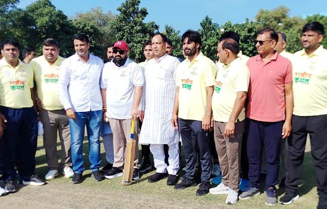 राई  स्थित मोतीलाल नेहरू खेल विश्वविद्यालय में खेल के लिए मैदान में उतरे खिलाड़ी