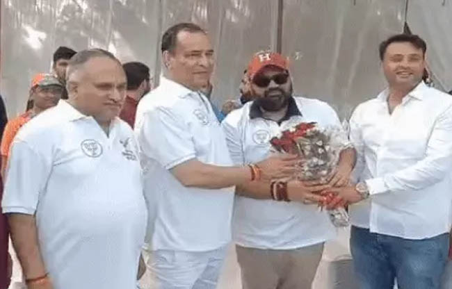 सोनीपत: राई में दो दिवसीय कमल कप क्रिकेट टूर्नामेंट में स्वागत करते हुए अशोक भरद्वाज