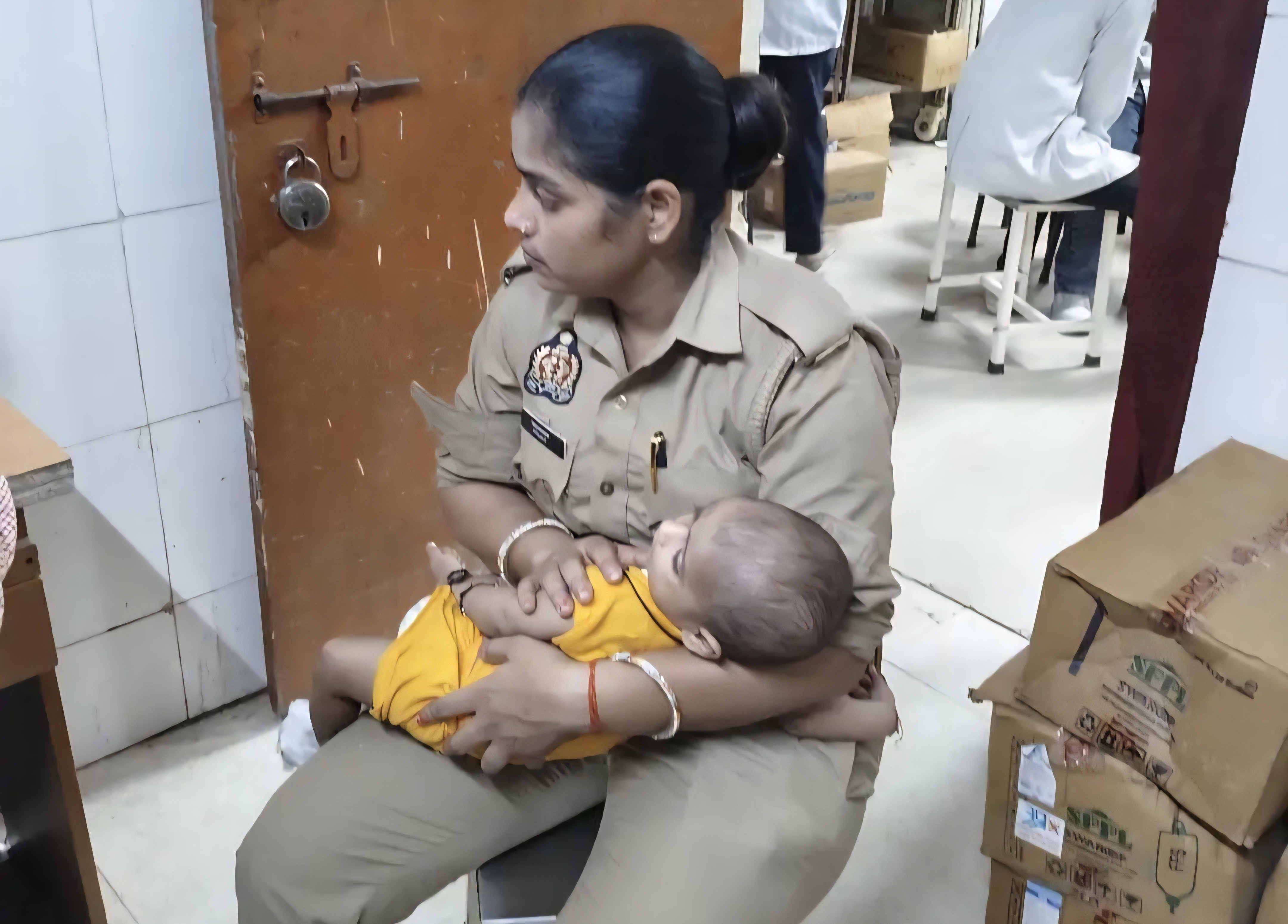 पुलिस ने किन्नर के पास से बरामद किया बच्चा पुलिस ने किन्नर के पास से बरामद किया बच्चा