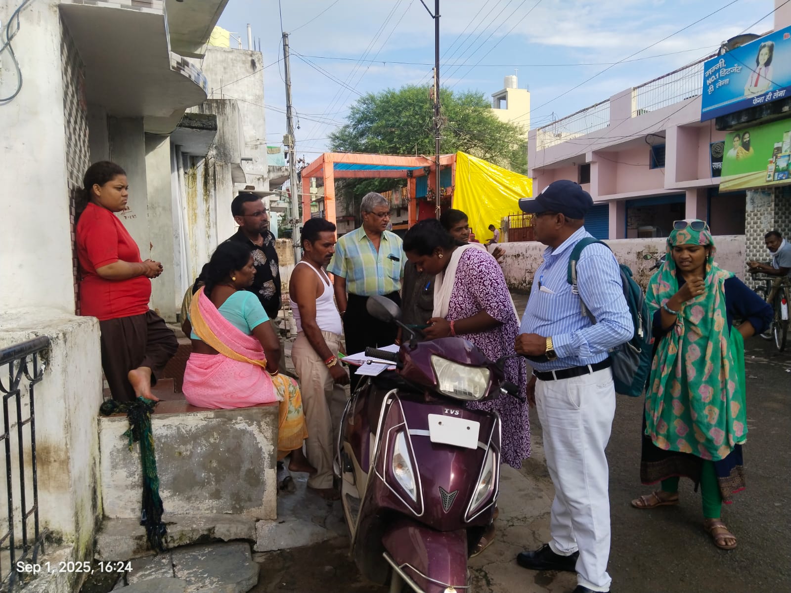 वसूली की कार्रवाई करती नगर निगम की टीम।