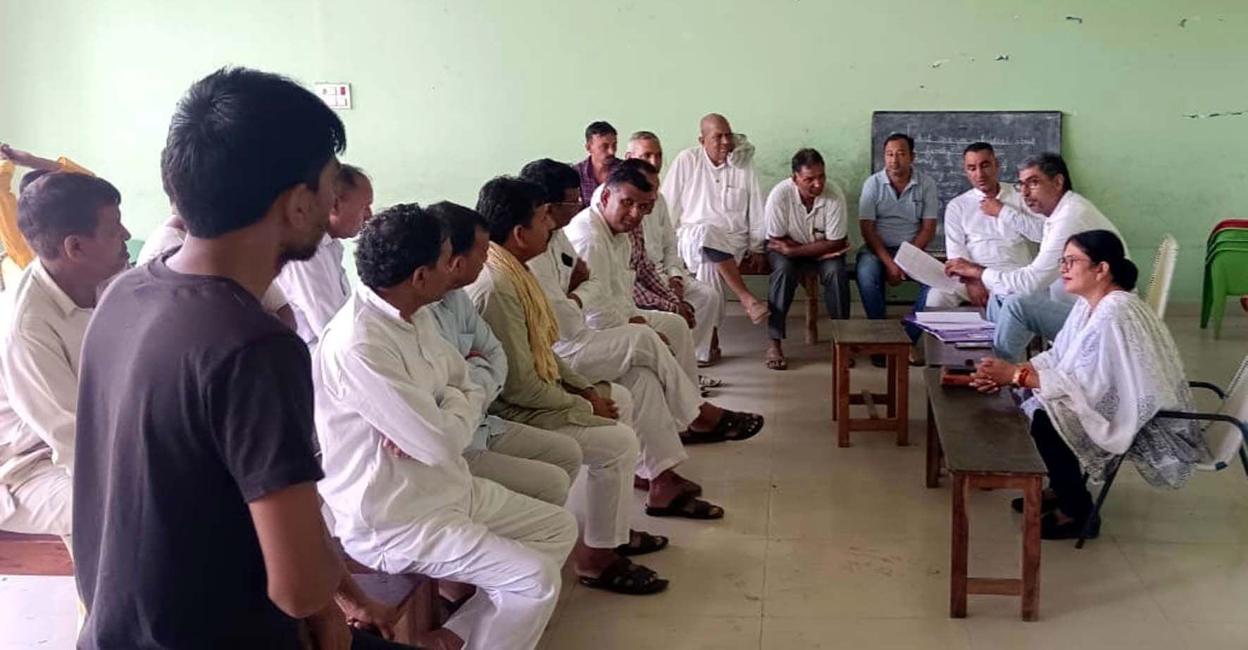 जांच के दौरान ग्रामीणों से बातचीत करते हुए सीएम फ्लाइंग टीम। जांच के दौरान ग्रामीणों से बातचीत करते हुए सीएम फ्लाइंग टीम।