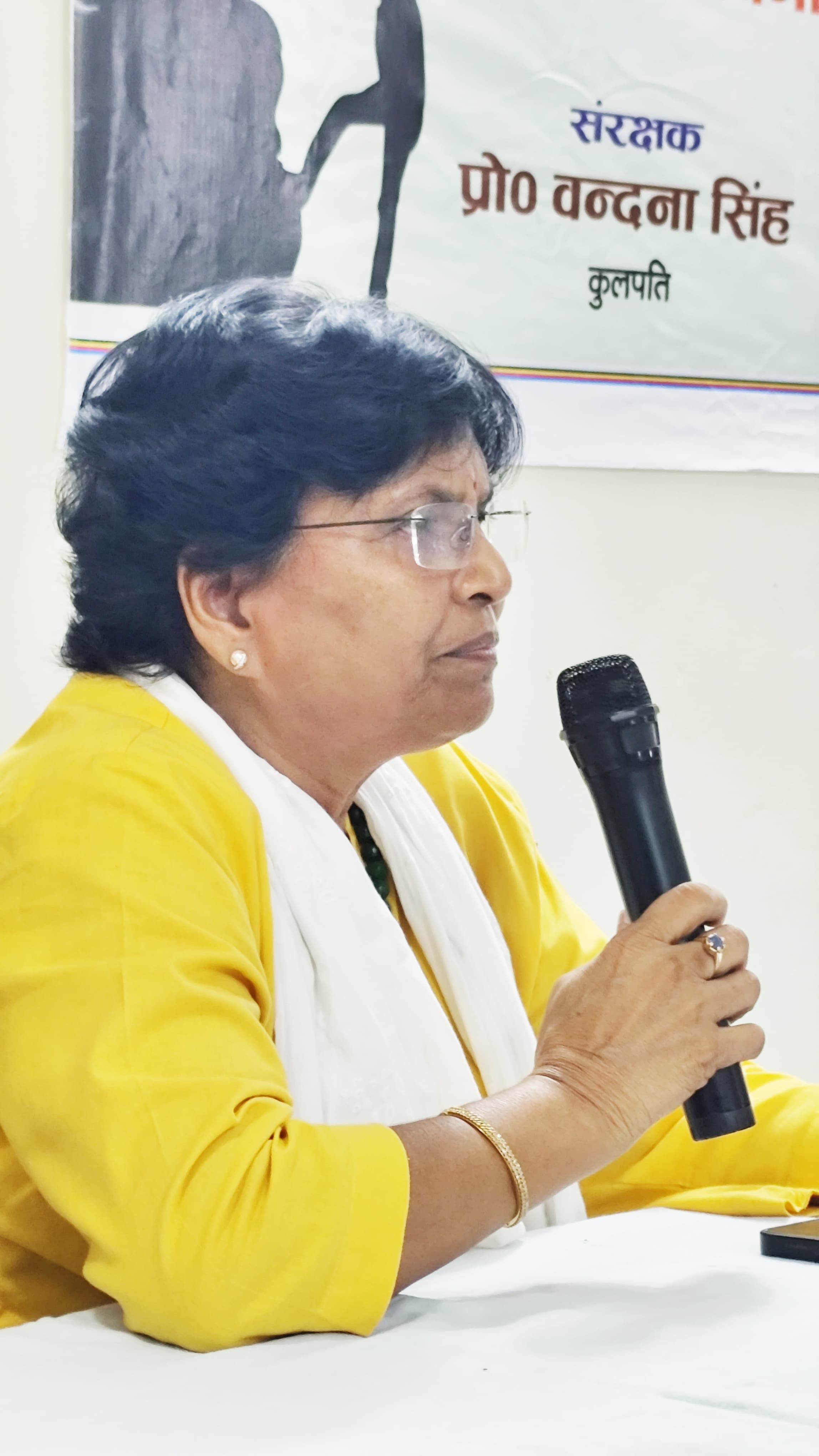 विश्व आत्महत्या रोकथाम दिवस सप्ताह के अंतर्गत आयोजित कार्यक्रम में छात्राओं को संबोधित करते हुए कुलपति डॉ वंदना सिंह विश्व आत्महत्या रोकथाम दिवस सप्ताह के अंतर्गत आयोजित कार्यक्रम में छात्राओं को संबोधित करते हुए कुलपति डॉ वंदना सिंह