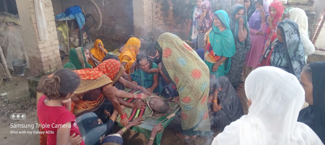 मृतक के घर शव के पास रोते बिलखते परिजन। मृतक के घर शव के पास रोते बिलखते परिजन।