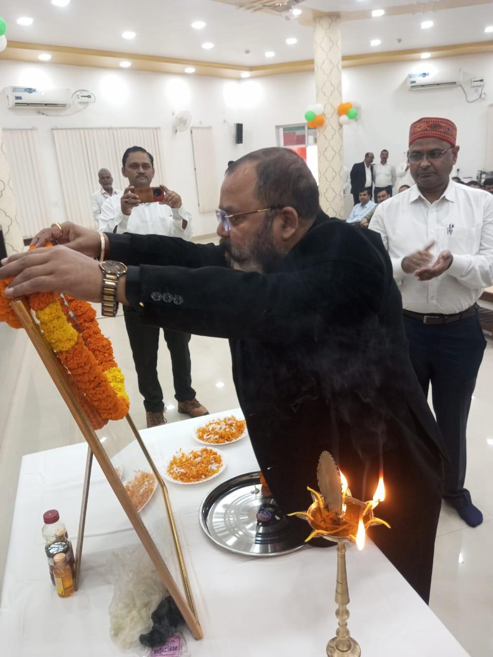 राष्ट्रीय लोक अदालत का दीप प्रज्वल और माता सरस्वती को माल्यार्पण करते हुए राष्ट्रीय लोक अदालत का दीप प्रज्वल और माता सरस्वती को माल्यार्पण करते हुए