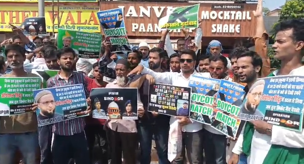 प्रदर्शन के दौरान नारेबाजी करते कार्यकर्ता