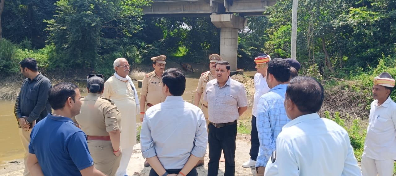 अन्य अधिकारी को निर्देशित करते हुए डीएम और एसपी अन्य अधिकारी को निर्देशित करते हुए डीएम और एसपी