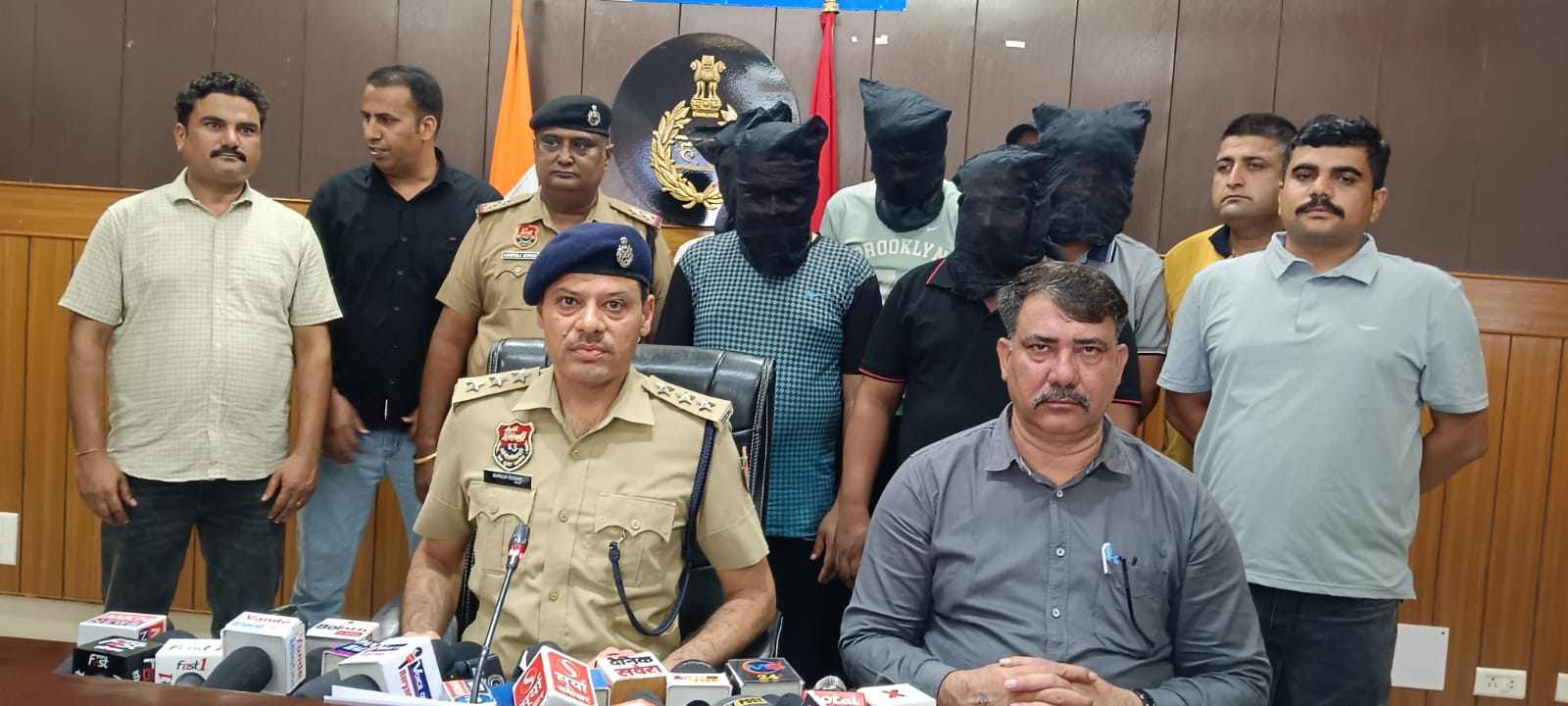 पुलिस हिरासत में हमला करने के आरोपी। पुलिस हिरासत में हमला करने के आरोपी।