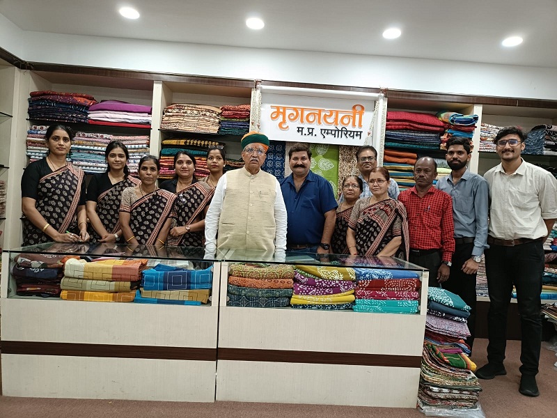 केन्द्रीय मंत्री मेघवाल इंदौर के मृगनयनी एम्पोरियम पहुंचे, दो खादी की जैकेट खरीदी केन्द्रीय मंत्री मेघवाल इंदौर के मृगनयनी एम्पोरियम पहुंचे, दो खादी की जैकेट खरीदी